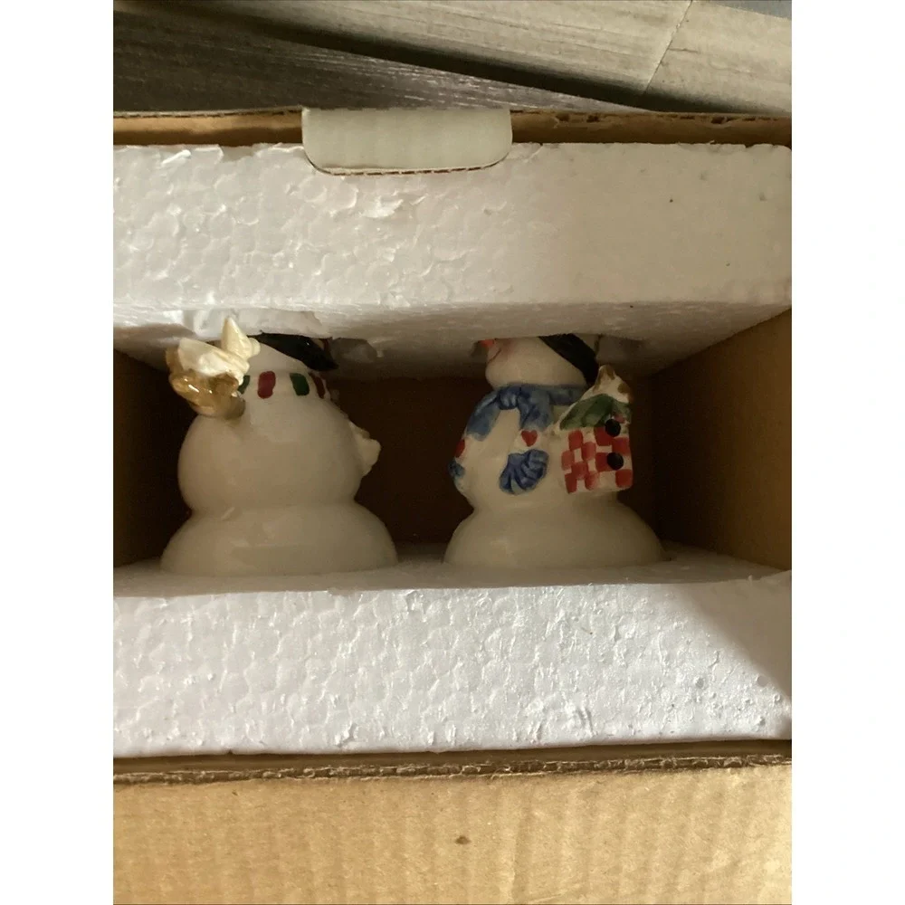Oneida Kitchen Winter Buddies Salt & Pepper Shaker Set